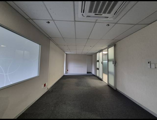 138M² OFFICE TO LET IN HYDE PARK